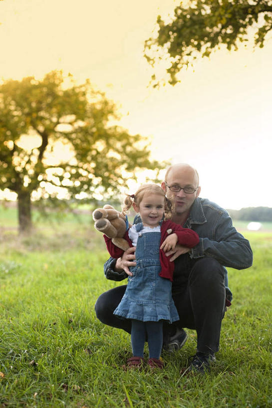 西方人,儿童,秃头,两个人,家庭,父亲,女儿,站,蹲,笑,微笑,露齿笑,竖图,室外,白天,正面,裙子,游戏,纯洁,草地,草坪,森林,山,树林,植物,欧洲,欧洲人,抬,连衣裙,服装,朦胧,模糊,眼镜,山峰,山峦,玩,注视,休闲装,娱乐,草,树,树木,小孩,衣服,绿色,自然,扶,观察,看,站着,休闲,温暖,温馨,父女,一家人,休闲服,父爱,可爱,童年,童趣,服饰,生长,成长,观看,抬起,活动,吊带裙,和睦,察看,扶着,发泄,关注,消遣,智力,近视眼镜,童真,烂漫,无邪,宣泄,天真,男人,男性,年轻男性,女孩,白种人,孩子,年轻人,光头,无发,蹲着,玩耍,嬉戏,站立,彩图,全身,融洽,女生