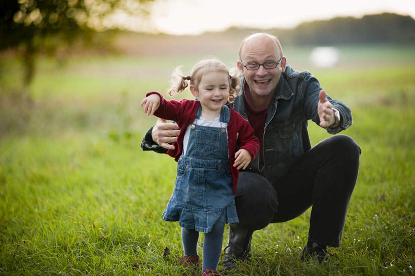 西方人,儿童,秃头,两个人,家庭,父亲,女儿,站,蹲,笑,微笑,露齿笑,横图,室外,白天,正面,裙子,游戏,纯洁,草地,草坪,森林,山,树林,植物,欧洲,欧洲人,抬,连衣裙,服装,朦胧,模糊,眼镜,山峰,山峦,玩,注视,休闲装,娱乐,草,树,树木,小孩,衣服,绿色,自然,扶,观察,看,站着,休闲,温暖,温馨,父女,一家人,休闲服,父爱,可爱,童年,童趣,服饰,生长,成长,观看,抬起,活动,吊带裙,和睦,察看,扶着,发泄,关注,消遣,智力,近视眼镜,童真,烂漫,无邪,宣泄,天真,男人,男性,年轻男性,女孩,白种人,孩子,年轻人,光头,无发,蹲着,玩耍,嬉戏,站立,彩图,全身,融洽,女生