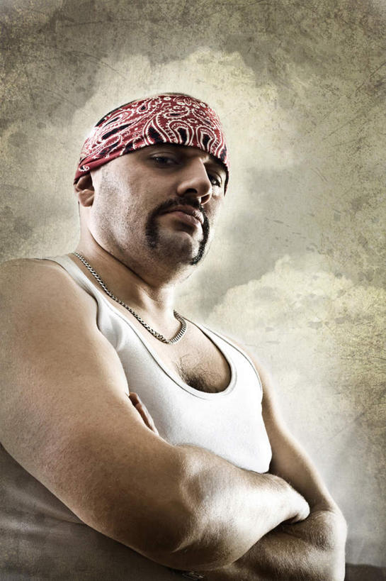 西方人,胡须,秃头,健壮,一个人,站,双手交叉,竖图,室内,白天,背景,仰视,项链,欧洲,欧洲人,仅一个男性,仅一个人,头巾,注视,装饰品,仅一个年轻男性,饰品,首饰,观察,看,站着,摄影,影棚,观看,犯罪,察看,双手抱胸,犯法,强壮,关注,强健,健旺,矫健,配景,男人,男性,年轻男性,白种人,光头,胡子,络腮胡,无发,站立,半身,布景,彩图,低角度拍摄,影棚拍摄,拍摄