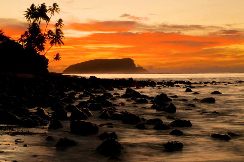 无人,横图,室外,白天,正面,旅游,度假,礁石,石头,美景,日落,沙滩,山,植物,棕榈树,叶子,沙子,石子,海岸,景观,山峰,晚霞,霞光,落日,绿叶,沙地,山峦,背光,娱乐,树,树木,绿色,自然,黄昏,享受,休闲,嫩叶,景色,彩霞,放松,生长,成长,自然风光,逆光,棕榈叶,夕照,萨摩亚群岛,叶,叶片,海滩,礁,石块,岩石,夕阳,彩图,斜阳