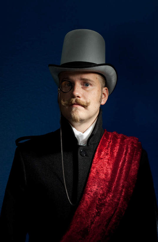 西方人,眼睛,眉毛,睫毛,胡须,一个人,站,竖图,室内,白天,正面,婚纱,帽子,欧洲,欧洲人,瞳孔,仅一个男性,仅一个人,扭头,注视,礼帽,仅一个年轻男性,观察,看,站着,转头,眼部,摄影,影棚,观看,严肃,察看,领导,象征,庄重,关注,荣誉,代表,严厉,绶带,地位,威严,严峻,严正,男人,男性,年轻男性,白种人,山羊胡,胡子,睫,眉,眼,眼睫毛,眼眉,站立,半身,彩图,影棚拍摄,婚礼服,礼服,拍摄,眼眉毛