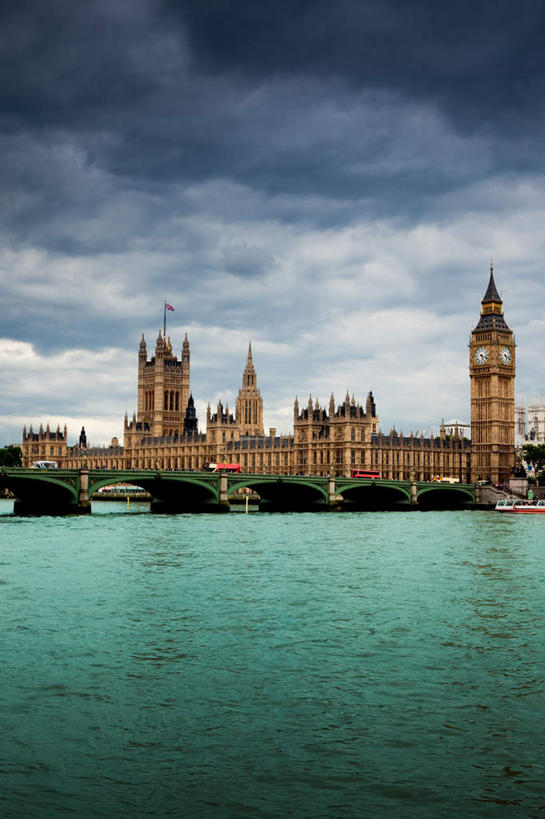 无人,竖图,室外,白天,正面,旅游,度假,河流,美景,名胜古迹,水,城市风光,标志建筑,城市,地标,建筑,卡车,汽车,英国,欧洲,伦敦,遗迹,时间,时钟,河水,景观,水流,乌云,云,阴天,云朵,建筑群,钟楼,首都,计时,云彩,古迹,文物,娱乐,建设,古建筑,大本钟,大笨钟,威斯敏斯特大教堂,泰晤士河,车,天空,钟表,交通工具,天,享受,休闲,表,旅游胜地,景色,放松,昏暗,阴沉,西欧,载具,大不列颠,古文明,大不列颠及北爱尔兰联合王国,塔钟,大不列颠联合王国,日不落英帝国,圣彼得联合教堂,威斯敏斯特教堂,雾都,西敏寺,钟,彩图