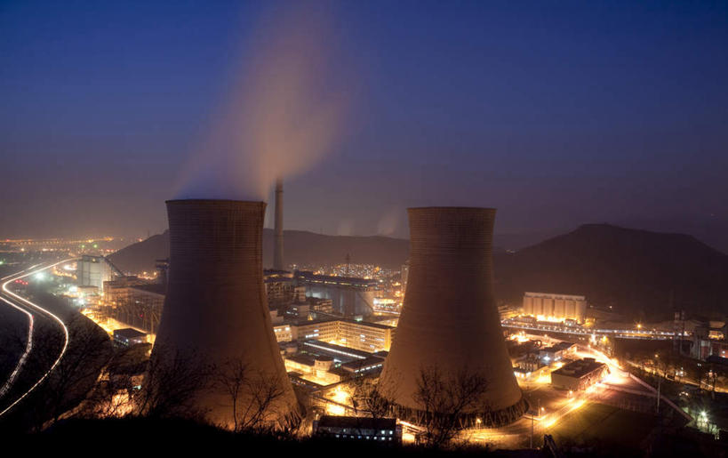 无人,家,工厂,横图,全景,俯视,室外,夜晚,天际线,窗户,落地窗,路灯,照明,朦胧,模糊,发电机,房屋,屋子,烟雾,灯光,楼房,玻璃窗,住宅,灯,天空,天,工业,污染,照亮,电力塔,照明设备,冷却塔,彩图,高角度拍摄,房子,工地,制造厂