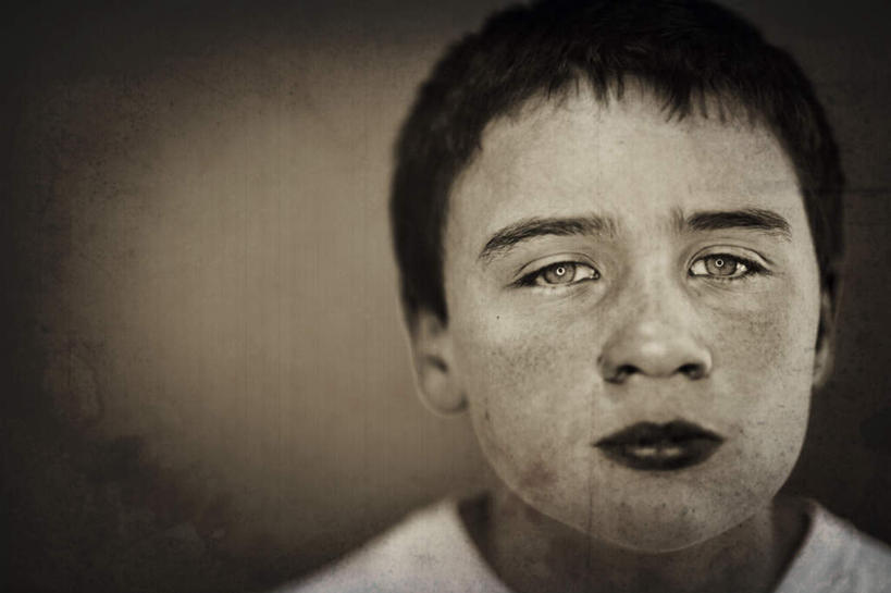 西方人,脸,头,脸颊,一个人,横图,室内,特写,白天,正面,绘画,油画,欧洲,欧洲人,仅一个男性,仅一个人,服装,艺术,古典,注视,休闲装,文化,仅一个年轻男性,衣服,灰色,工艺品,观察,看,品味,休闲,休闲服,忧伤,服饰,观看,美术,察看,高雅,关注,美学,柔和,大方,细致,中间色,朴素,平稳,男人,男性,年轻男性,白种人,头部,脸部,脸蛋,面部,半身,彩图,哀伤