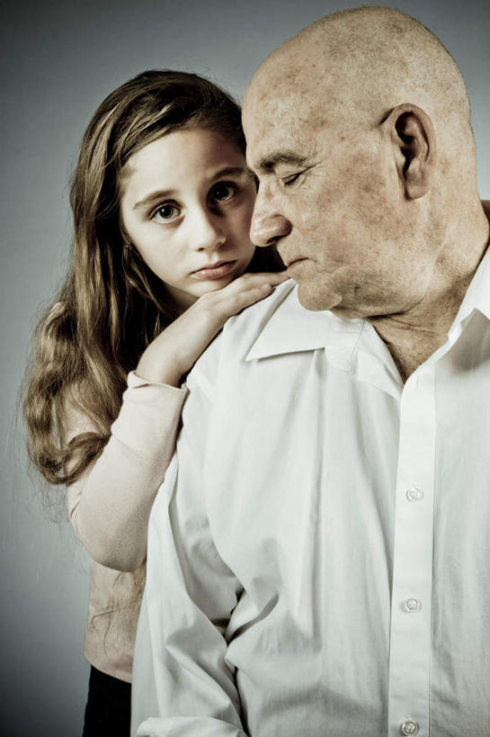 西方人,儿童,两个人,闭眼,竖图,室内,白天,正面,纯洁,欧洲,欧洲人,依偎,小孩,靠,靠着,倚靠,温馨,可爱,童年,童趣,倚着,亲情,童真,烂漫,无邪,依附,依赖,投靠,天真,男孩,男人,男性,白种人,闭眼睛,闭着眼,闭着眼睛,半身,彩图,女生