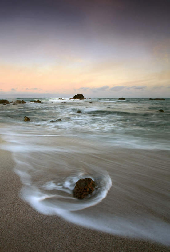 无人,竖图,室外,白天,正面,礁石,石头,沙滩,急流,朦胧,沙子,石子,海岸,云,云朵,沙地,云彩,天空,天,激流,宁静,洪流,昏黄,海滩,礁,石块,岩石,彩图