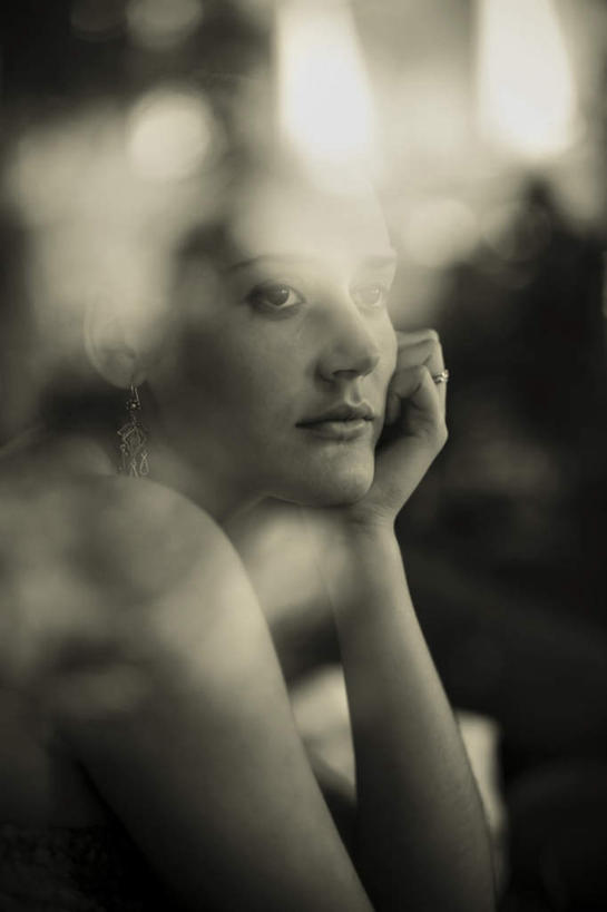 西方人,一个人,坐,竖图,室内,白天,正面,寂寞,欧洲,欧洲人,仅一个年轻女性,仅一个女性,仅一个人,撑,沮丧,托腮,注视,耳环,戒指,观察,看,托,观看,失望,察看,关注,托下巴,耳饰,年轻女性,女人,女性,白种人,坐着,半身,彩图