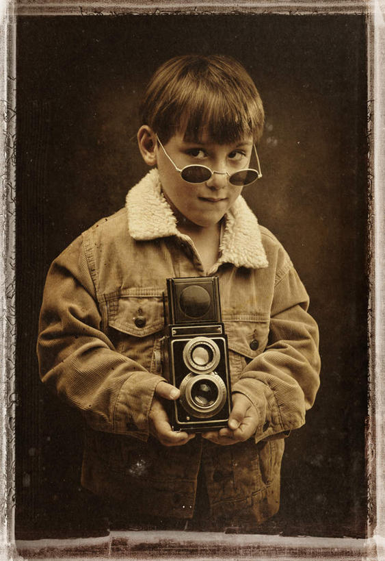 西方人,儿童,头发,一个人,牛仔,捧,竖图,室内,白天,正面,纯洁,复古,相机,欧洲,欧洲人,仅一个男性,仅一个人,陈旧,墨镜,眼镜,棕色,古典,小孩,拍照,太阳镜,太阳眼镜,仅一个小孩,金色,遮阳镜,可爱,童年,童趣,摄影,影棚,褪色,昏暗,童真,烂漫,无邪,灰暗,晦暗,天真,男孩,男人,男性,白种人,孩子,照相机,牧牛工,牧牛人,牧童,端,端着,捧着,手捧,半身,彩图,影棚拍摄,拍摄,男生