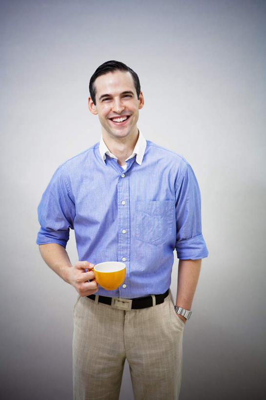 西方人,一个人,笑,微笑,露齿笑,竖图,室内,白天,白色背景,正面,衬衫,杯子,欧洲,欧洲人,仅一个男性,仅一个人,握,时间,瓷器,时钟,手表,咖啡杯,陶瓷制品,拿,计时,拿着,仅一个年轻男性,黄色,蓝色,钟表,表,握着,摄影,影棚,西裤,腕表,瓷杯,单手抄兜,单手放兜,男人,男性,年轻男性,白种人,钟,插兜,手插兜,手放口袋,半身,彩图,影棚拍摄,衬衣,拍摄,手抄兜