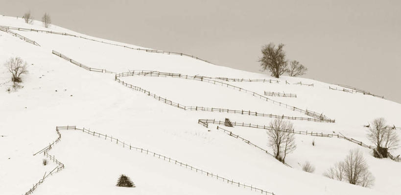 无人,栏杆,横图,俯视,室外,白天,旅游,度假,安全,荒凉,美景,山,山脉,雪,大雪,平静,栅栏,荒野,积雪,景观,篱笆,山峰,雪景,冬季,冬天,围栏,辽阔,枯树,山峦,娱乐,护栏,树,自然,群山,享受,休闲,广阔,景色,放松,寒冷,宁静,昏暗,自然风光,荒原,和平,安详,严寒,广大,广宽,空阔,太平,安适,安好,灰暗,晦暗,宁靖,冷落,荒芜,彩图,高角度拍摄