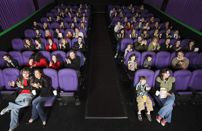 西方人,家庭,笑,鼓掌,微笑,露齿笑,横图,俯视,室内,白天,电影院,剧院,欧洲,欧洲人,一排,欢呼,观赏,整齐,走道,走廊,过道,许多人,座椅,排列,紫色,一群人,温暖,温馨,一家人,欢快,和睦,喝彩,队列,欢喜,欢欣,欢畅,喝采,观摩,白种人,拍手,彩图,高角度拍摄,全身,高兴,欢乐,剧场,戏院,融洽