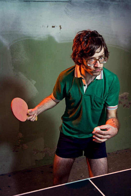 西方人,一个人,竖图,室内,白天,正面,欧洲,欧洲人,仅一个男性,仅一个人,仅一个中年男性,握,眼镜,乒乓球拍,乒乓球装备,球拍,拿,T恤,拿着,运动器械,绿色,健身器械,握着,发球,健身器材,近视眼镜,乒乓球球拍,乒乓球,乒乓球运动,男人,男性,中年男性,白种人,半身,彩图,运动器材