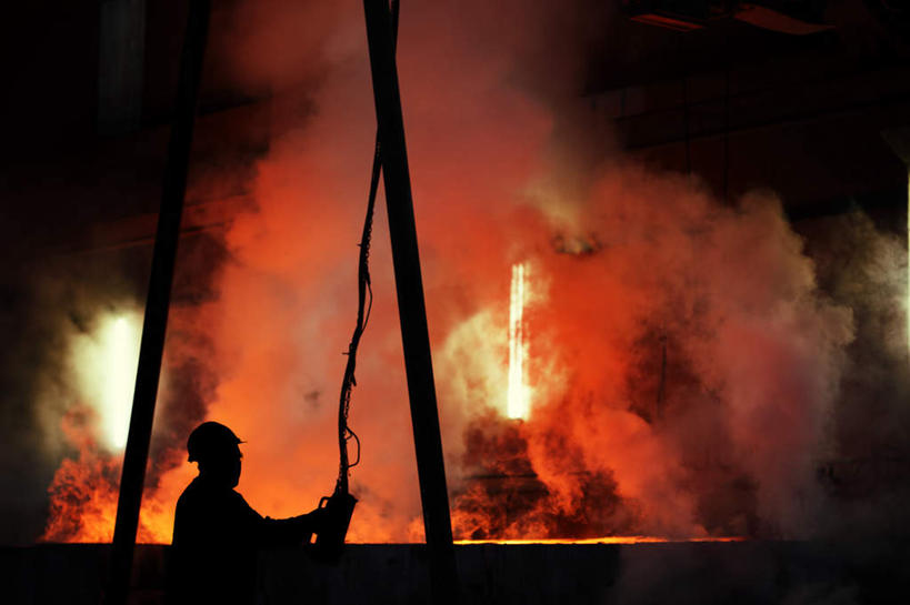 西方人,机修工,横图,室内,白天,侧面,工作服,制服,热情,高温,火,金属制品,欧洲,欧洲人,金属,火焰,燃烧,工人,一个,红色,金色,工业,单个,冶炼,炼铁,工作制服,产业,白种人,机械师,机修工人,半身,彩图,工作套服