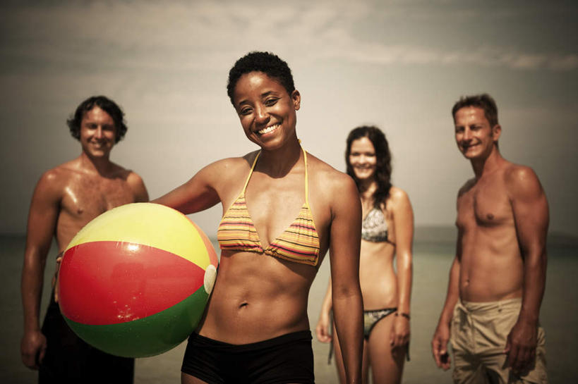 西方人,四个人,伙伴,朋友,站,笑,微笑,露齿笑,横图,室外,白天,正面,泳装,比基尼,友谊,海浪,海洋,欧洲,欧洲人,追逐,浪花,云,云朵,夏季,云彩,蓝色,白云,蓝天,天空,海水,气球,天,夏日,夏天,站着,游玩,晴朗,欢快,游泳裤,海景,欢喜,欢欣,欢畅,炎天,友情,男人,男性,年轻男性,年轻女性,女人,女性,白种人,大海,风浪,海,海水的波动,近岸浪,涌浪,晴空,嬉戏,站立,半身,彩图,三点式,泳衣,高兴,欢乐