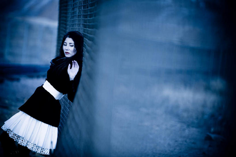 东方人,一个人,举,横图,室外,白天,正面,裙子,亚洲,仅一个年轻女性,仅一个女性,仅一个人,连衣裙,墙,挥手,依偎,黄种人,再见,墙壁,墙面,蓝色,白色,黑色,靠,靠着,手势,托,倚靠,招手,告别,倚着,摆动,离别,依附,依赖,投靠,辞行,尤物,年轻女性,女人,女性,亚洲人,举起,举手,举着,向上举,向上伸,向上托,半身,彩图,佳丽,丽人,美人