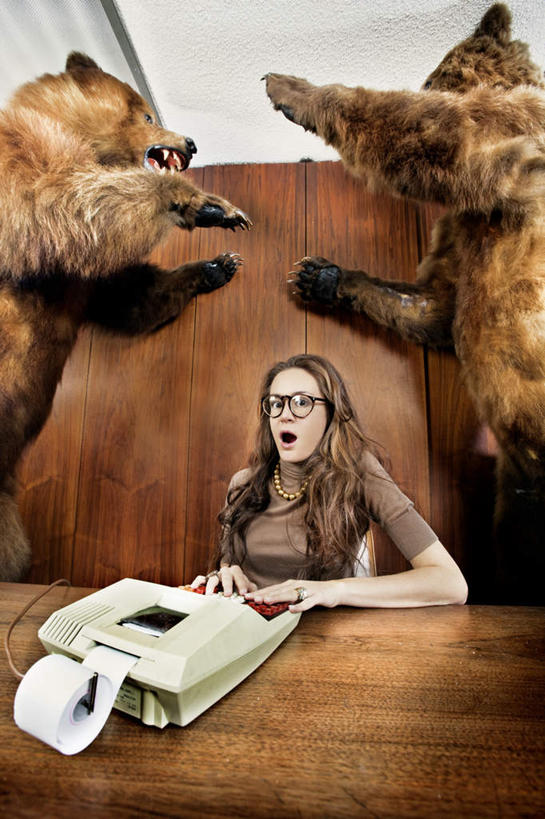 西方人,头发,一个人,办公室,竖图,室内,白天,正面,打印机,家具,桌子,野生动物,项链,欧洲,欧洲人,仅一个年轻女性,仅一个女性,仅一个人,眼镜,办公桌,办公用品,装饰品,动物,饰品,首饰,金色,惊恐,办公设备,狗熊,凶猛,近视眼镜,输出设备,张牙舞爪,凶悍,办公家具,勇猛,惊骇,惶恐,恐惧,残暴,凶残,年轻女性,女人,女性,白种人,半身,彩图,打印