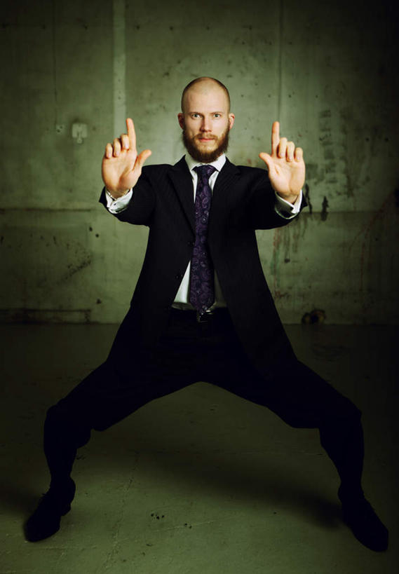 西方人,胡须,秃头,一个人,竖图,室内,白天,正面,衬衫,西装,欧洲,欧洲人,仅一个男性,仅一个人,仅一个中年男性,套装,正装,墙,领带,注视,职业装,墙壁,墙面,凝视,扎马步,练功,凝望,谛视,男人,男性,中年男性,白种人,光头,胡子,络腮胡,无发,彩图,全身,衬衣