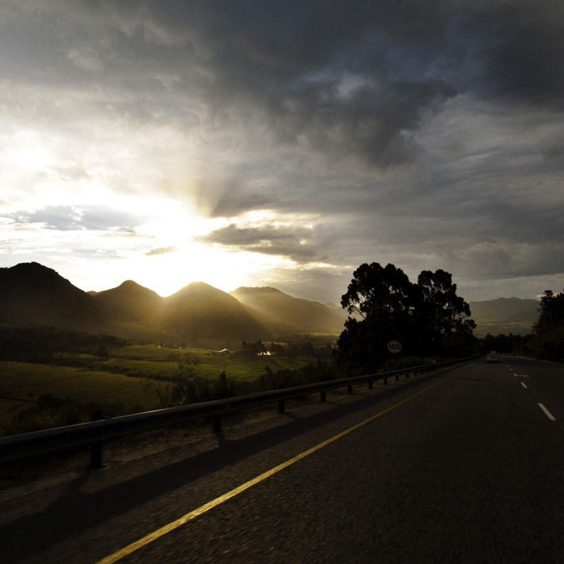 无人,方图,室外,白天,正面,旅游,度假,安全,美景,山,山脉,道路,路,公路,非洲,南非,阴影,平静,光线,影子,景观,山峰,云,云朵,分界线,停车线,交通,山峦,云彩,娱乐,蓝色,白云,蓝天,天空,阳光,自然,群山,天,享受,休闲,景色,放松,晴朗,车行道,车行道分界线,宁静,自然风光,标线,和平,安详,车行线,圣乔治,阿非利加洲,太平,安适,南非共和国,安好,宁靖,晴空,马路,彩图