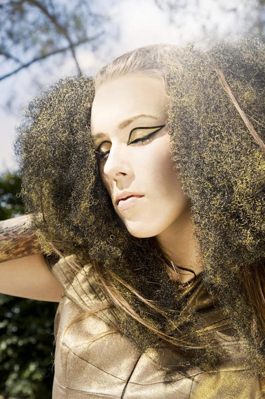 西方人,脸,头,脸颊,一个人,闭眼,竖图,室外,特写,白天,正面,化妆,美容,植物,欧洲,欧洲人,仅一个年轻女性,仅一个女性,仅一个人,护肤,阴影,光线,影子,云,云朵,枝条,云彩,树,树木,树枝,蓝色,白云,蓝天,天空,阳光,天,保养,享受,休闲,放松,保健,眼线,晴朗,养颜,虬枝,枝杈,年轻女性,女人,女性,白种人,头部,脸部,脸蛋,面部,晴空,闭眼睛,闭着眼,闭着眼睛,半身,彩图