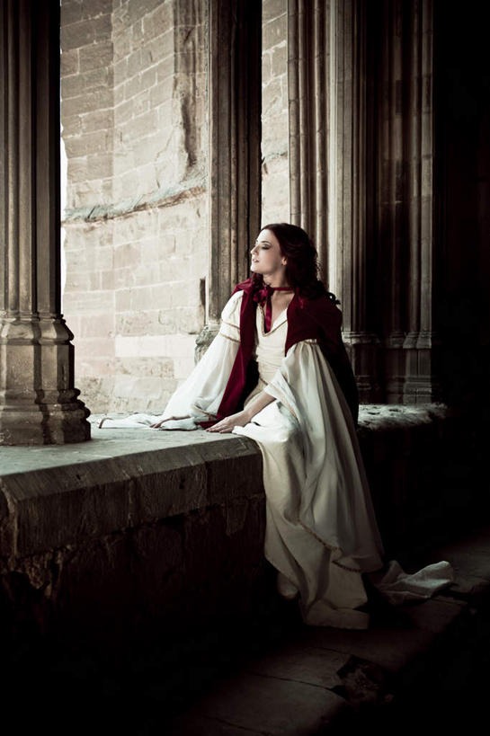 西方人,一个人,坐,竖图,室内,白天,正面,欧洲,欧洲人,仅一个年轻女性,仅一个女性,仅一个人,撑,服装,柱子,长廊,古典,扭头,注视,衣服,观察,看,转头,服饰,观看,古装,察看,撑着,关注,韵味,年轻女性,女人,女性,白种人,坐着,彩图,全身