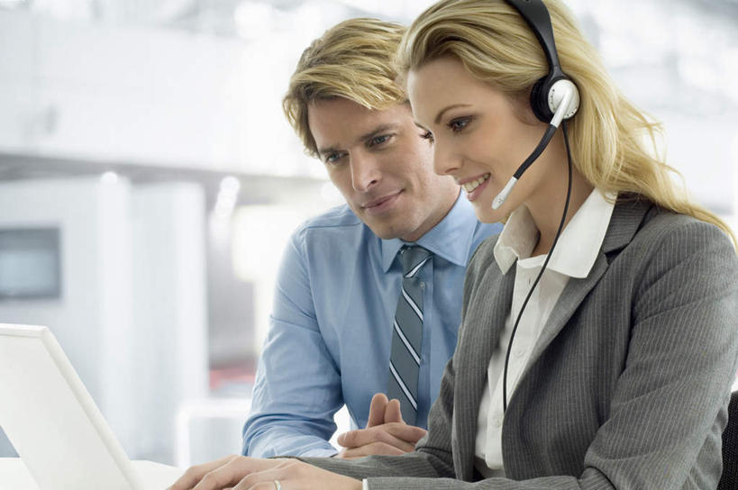 西方人,两个人,同事,商务人士,商务男性,商务女性,坐,笑,微笑,露齿笑,横图,室内,白天,正面,衬衫,通讯,成功,合作,团队,集体,信心,客服,欧洲,欧洲人,套装,信息,话务员,注视,队伍,耳机,耳麦,话筒,观察,看,服务,通信,观看,协调,察看,麦克风,领导,成就,关注,销售,商务装,合伙,领袖,工薪阶层,客服人员,电话销售,接待员,男人,男性,年轻男性,年轻女性,女人,女性,白种人,白领,接线员,上班族,坐着,半身,彩图,衬衣