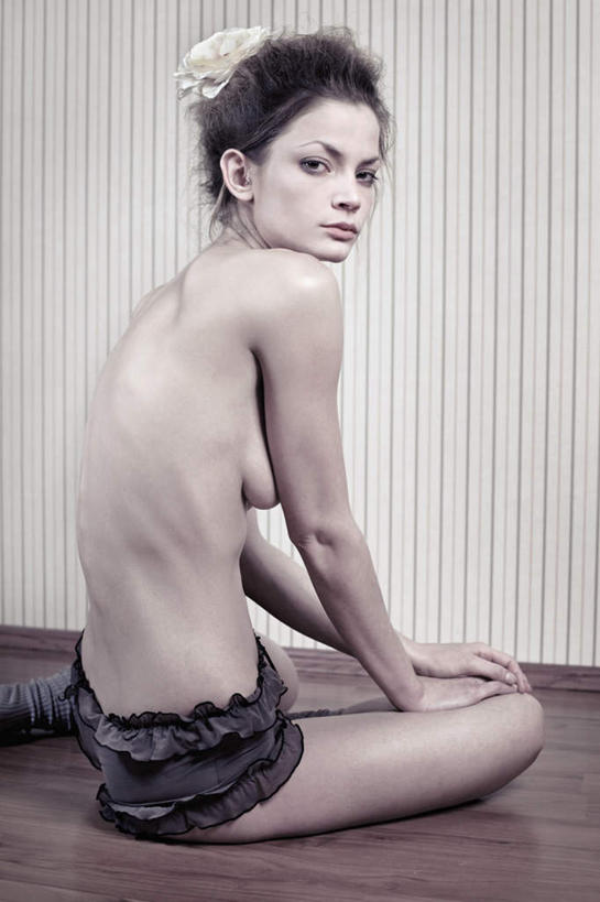 西方人,裸体,一个人,坐,盘腿,竖图,室内,白天,欧洲,欧洲人,仅一个年轻女性,仅一个女性,仅一个人,裤子,墙,扭头,注视,牛仔裤,裸露,墙壁,墙面,背面,观察,看,转头,赤裸,观看,察看,关注,裸,热裤,赤身,年轻女性,女人,女性,白种人,盘腿而坐,盘膝,盘着腿的,盘着腿坐,双腿交叉,坐着,彩图,全身