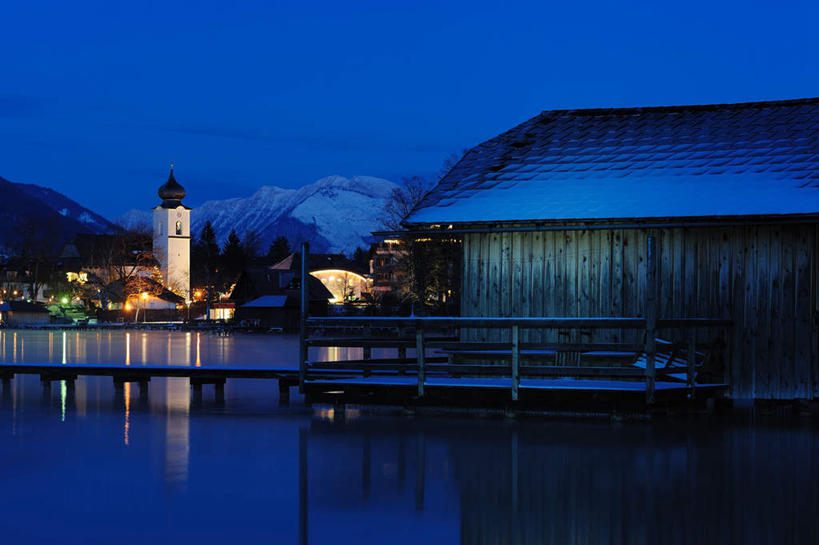 无人,教堂,码头,横图,室外,夜晚,正面,旅游,度假,湖,湖泊,山,山脉,水,港口,奥地利,欧洲,波纹,节日,湖面,山峰,水流,水面,涟漪,山峦,文化,娱乐,蓝色,蓝天,水纹,天空,波浪,湖水,群山,天,祈祷,享受,休闲,健康,放松,许愿,宗教,信仰,纪念,祈求,中欧,水晕,奥地利共和国,平安,彩图,摆渡口,埠头,大教堂,渡口,渡头,港湾,海港,货运码头,口岸,礼拜堂,商港