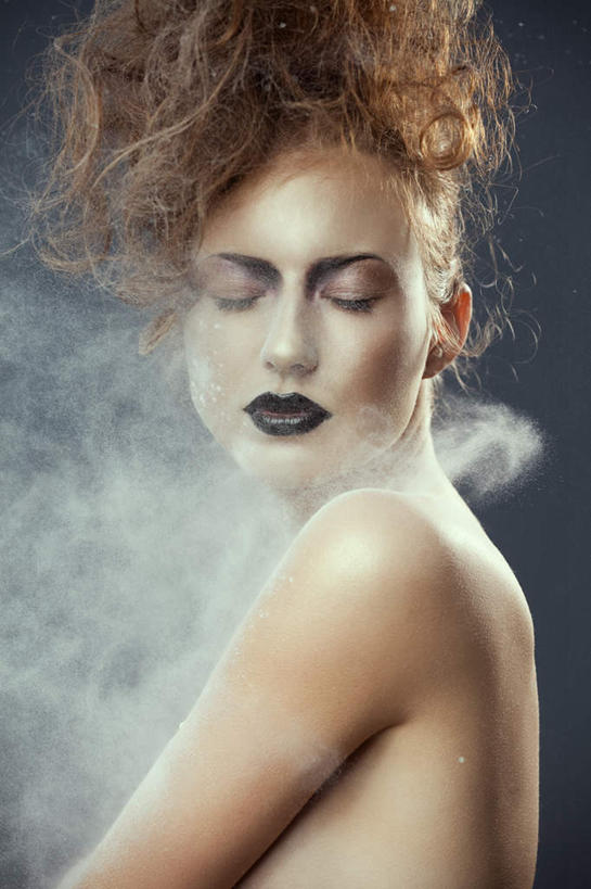 西方人,一个人,闭眼,竖图,黑白,室内,白天,侧面,欧洲,欧洲人,仅一个年轻女性,仅一个女性,仅一个人,阴影,反射,影子,尘埃,裸露,黑色,唇彩,思考,灰尘,尘土,恐怖,裸,沉默,不祥,悲哀,思虑,中间色,消亡,罪恶,年轻女性,女人,女性,白种人,闭眼睛,闭着眼,闭着眼睛,半身