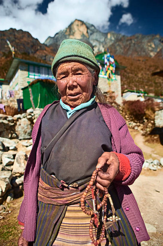 东方人,手,一个人,家,站,竖图,室外,白天,正面,石头,山,山脉,帽子,亚洲,仅一个女性,仅一个人,一副,握,阴影,光线,石子,影子,房屋,屋子,山峰,云,云朵,山峦,拿,云彩,拿着,注视,黄种人,楼房,住宅,蓝色,白云,蓝天,天空,阳光,群山,天,观察,看,站着,手部,握着,仅一个老年女性,晴朗,观看,佛珠,察看,关注,棉帽,老年女性,女人,女性,亚洲人,石块,晴空,站立,半身,彩图,房子