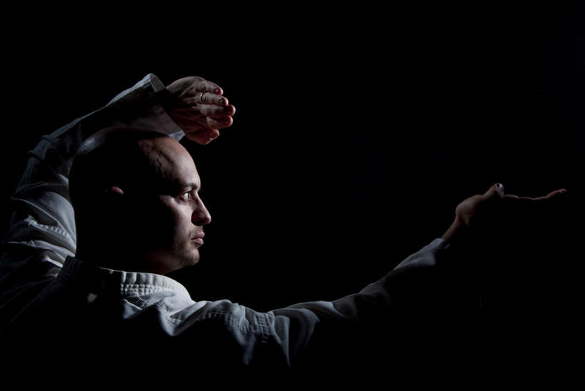 西方人,手,一个人,站,举,横图,室内,特写,白天,侧面,武术,欧洲,欧洲人,仅一个男性,仅一个人,阴影,服装,反射,影子,注视,休闲装,仅一个年轻男性,衣服,观察,看,托,站着,休闲,手部,休闲服,服饰,观看,功夫,察看,关注,男人,男性,年轻男性,白种人,举起,举手,举着,向上举,向上伸,向上托,站立,半身,彩图