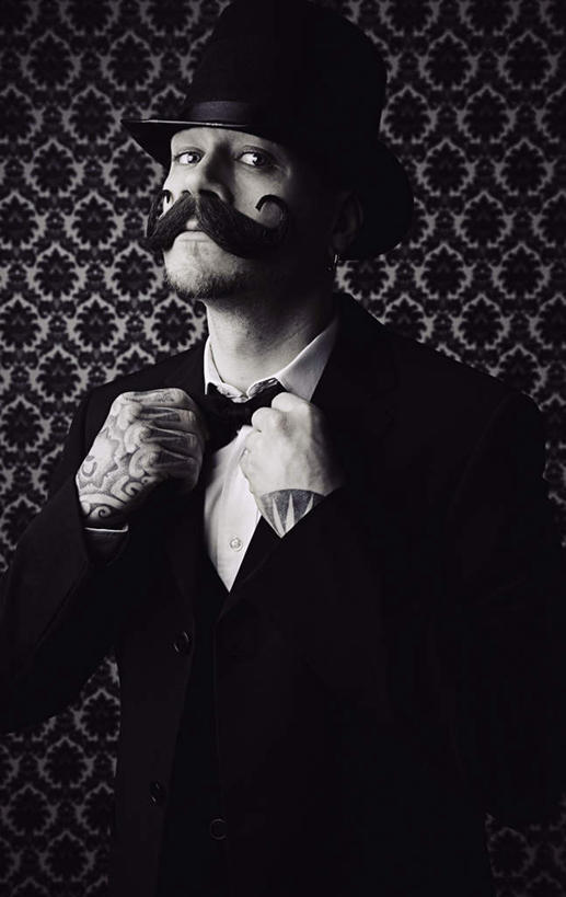 西方人,手,胡须,一个人,站,竖图,室内,特写,白天,正面,工作服,制服,壁纸,帽子,欧洲,欧洲人,双手,仅一个男性,仅一个人,仅一个中年男性,戴,花纹,套装,图案,注视,礼帽,黑色,观察,看,站着,手部,观看,整理,戴着,察看,昏暗,关注,一套,一顶,工作制服,灰暗,晦暗,男人,男性,中年男性,白种人,胡子,小胡子,墙纸,站立,半身,彩图,工作套服