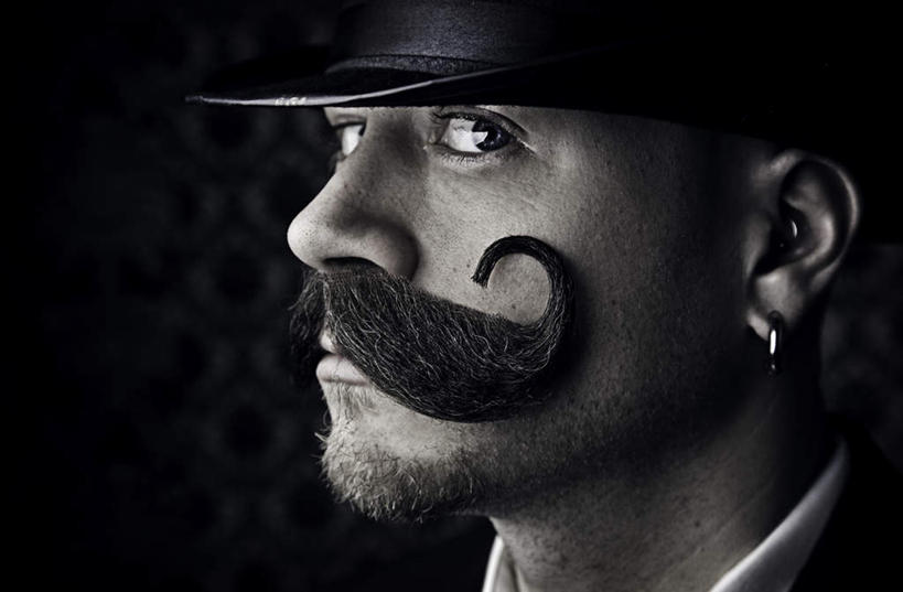 西方人,胡须,一个人,站,横图,室内,特写,白天,侧面,工作服,制服,壁纸,帽子,欧洲,欧洲人,仅一个男性,仅一个人,仅一个中年男性,戴,花纹,套装,装饰,图案,注视,礼帽,耳钉,黑色,观察,看,站着,观看,华丽,修饰,点缀,戴着,察看,昏暗,关注,一套,衬托,美观,雅致,雅观,一顶,工作制服,灰暗,晦暗,男人,男性,中年男性,白种人,胡子,小胡子,墙纸,站立,半身,彩图,工作套服