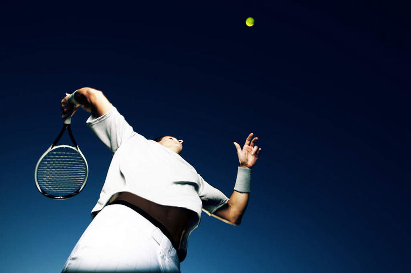 西方人,一个人,站,横图,室外,白天,仰视,运动服,锻炼,运动,网球,欧洲,欧洲人,仅一个男性,仅一个人,握,服装,网球拍,护腕,球拍,网球装备,拿,拿着,注视,运动器械,仅一个年轻男性,一只,衣服,蓝色,白色,蓝天,天空,天,观察,看,站着,健身器械,拍,握着,服饰,晴朗,观看,察看,衣着,穿着,关注,健身器材,万里无云,衣饰,体育,网球运动,男人,男性,年轻男性,白种人,晴空,晴空万里,站立,半身,彩图,低角度拍摄,健身,运动器材,运动装