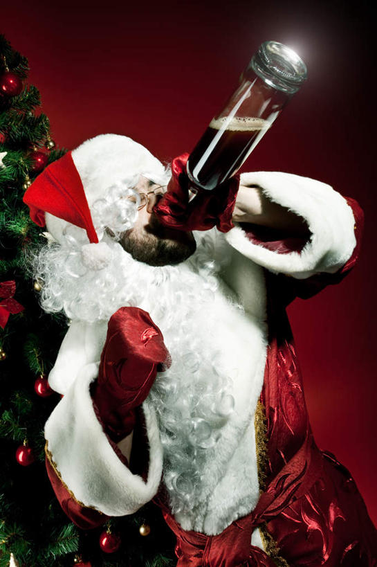 西方人,一个人,站,举,竖图,室内,白天,侧面,植物,帽子,欧洲,圣诞节,欧洲人,仅一个男性,仅一个人,握,节日,庆祝,圣诞树,拿,拿着,文化,玻璃制品,酒瓶,树,树木,一只,红色,绿色,自然,玻璃瓶,瓶子,托,站着,仅一个老年男性,庆典,圣诞帽,酗酒,握着,生长,成长,纪念,一顶,棉帽,老年男性,男人,男性,白种人,举起,举手,举着,向上举,向上伸,向上托,站立,半身,彩图