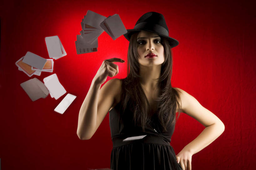 西方人,一个人,魔术师,站,横图,室内,白天,正面,帽子,欧洲,欧洲人,仅一个年轻女性,仅一个女性,仅一个人,许多,红色背景,很多,注视,礼帽,手叉腰,卡片,叉腰,观察,看,站着,摄影,空中,影棚,观看,察看,创造,关注,塔罗牌,占卜,算命,一顶,干练,精明,大阿卡那牌,尤物,年轻女性,女人,女性,白种人,站立,半身,彩图,影棚拍摄,拍摄,佳丽,丽人,美人