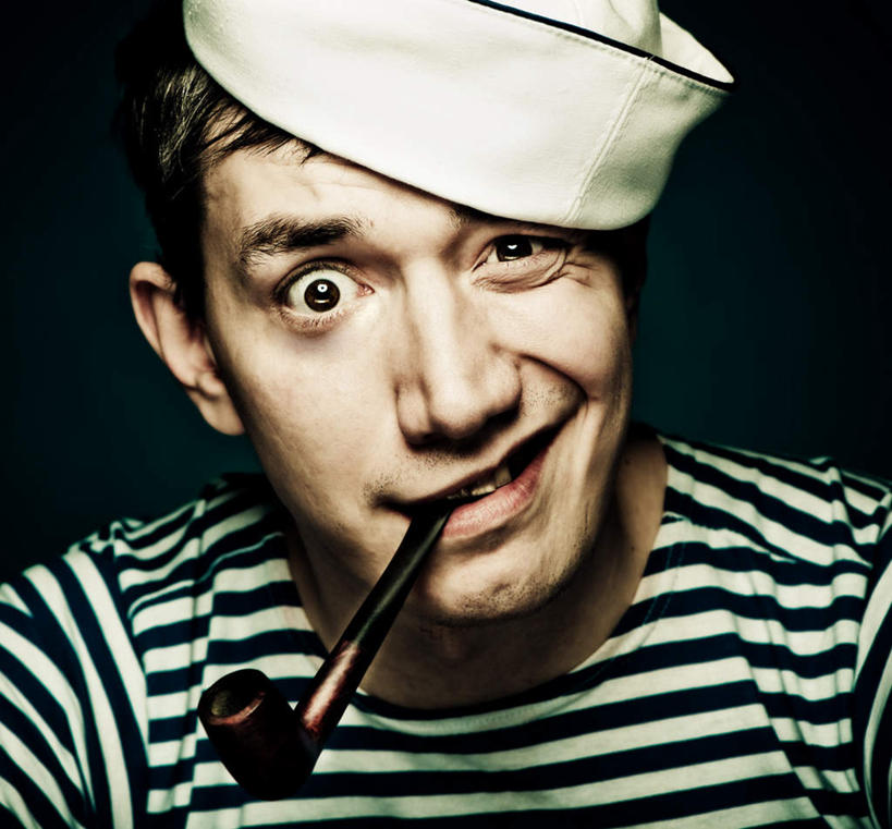 西方人,一个人,水手,坐,横图,室内,白天,正面,帽子,欧洲,欧洲人,仅一个男性,仅一个人,咬,灰色背景,条纹,服装,注视,休闲装,仅一个年轻男性,衣服,蓝色,白色,观察,看,休闲,休闲服,摄影,服饰,烟斗,影棚,观看,咬着,察看,关注,水手帽,男人,男性,年轻男性,白种人,船员,海员,水兵,坐着,半身,彩图,影棚拍摄,拍摄