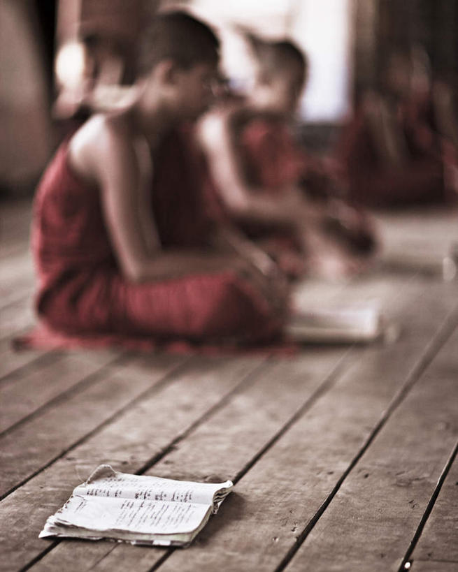 东方人,秃头,两个人,和尚,坐,盘腿,竖图,室内,白天,侧面,地板,书籍,亚洲,一排,朦胧,模糊,整齐,地面,注视,黄种人,木地板,排列,观察,看,观看,察看,队列,关注,僧袍,男人,男性,年轻男性,亚洲人,光头,无发,书,图书,比丘,高僧,僧,僧侣,僧人,沙弥,修行僧,盘腿而坐,盘膝,盘着腿的,盘着腿坐,双腿交叉,坐着,彩图,全身