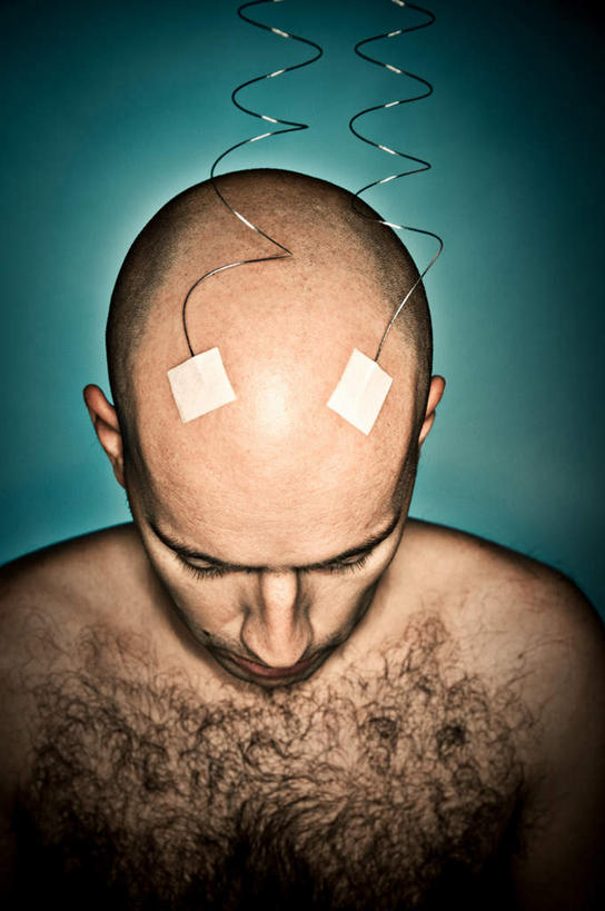 西方人,秃头,一个人,站,竖图,俯视,室内,特写,白天,欧洲,欧洲人,仅一个男性,仅一个人,电力,电线,线,电能,线路,注视,仅一个年轻男性,观察,看,站着,摄影,影棚,观看,电,电源,电源线,察看,关注,胸毛,能量,男人,男性,年轻男性,白种人,光头,无发,站立,半身,彩图,高角度拍摄,影棚拍摄,拍摄