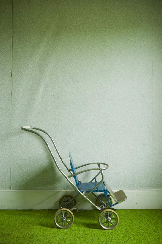 无人,竖图,室内,白天,正面,静物,一辆,阴影,古老,新鲜,光线,影子,墙,墙壁,墙面,婴儿车,绿色,阳光,青春,生命,和平,安详,冷色,陈腐,彩图