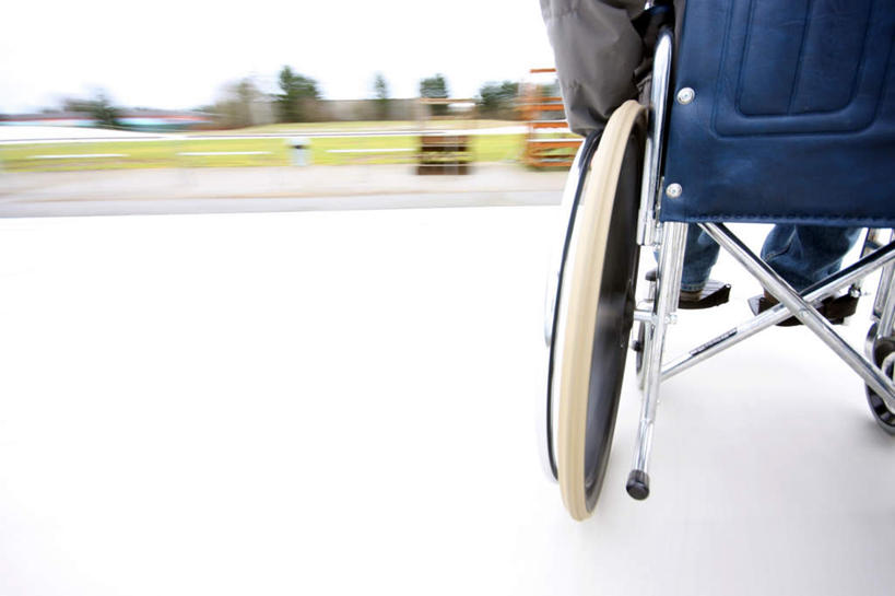 西方人,一个人,病人,栏杆,坐,横图,室外,白天,雪,大雪,欧洲,欧洲人,仅一个男性,仅一个人,仅一个中年男性,阴影,光线,工具,影子,栅栏,积雪,篱笆,雪景,冬季,冬天,围栏,护栏,背面,阳光,轮椅,复健,康复,器械,寒冷,保暖,医疗设备,防寒,御寒,雨衣,医疗器械,残疾,残疾人,医疗工具,伤残,透气,防水,严寒,辅助设备,残障,弱势群体,冲锋服,冲锋衣,防潮,户外用品,男人,男性,中年男性,白种人,患者,就医者,坐着,半身,彩图