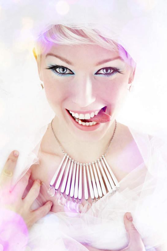 西方人,脸,头,脸颊,头发,一个人,笑,捏,微笑,露齿笑,竖图,室内,特写,白天,白色背景,正面,婚纱,项链,欧洲,欧洲人,仅一个年轻女性,仅一个女性,仅一个人,朦胧,模糊,光影,捏着,吐舌头,光点,肩膀,装饰品,蓝色,白色,饰品,首饰,伸舌头,鬼脸,吐舌,眼影,摄影,影棚,尤物,年轻女性,女人,女性,白种人,头部,脸部,脸蛋,面部,半身,彩图,影棚拍摄,婚礼服,礼服,拍摄,佳丽,丽人,美人