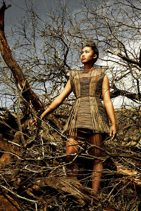 东方人,一个人,模特,站,竖图,室外,白天,仰视,民族服装,美景,植物,亚洲,仅一个年轻女性,仅一个女性,仅一个人,枯萎,景观,云,云朵,枝条,云彩,注视,黄种人,树,树木,树枝,蓝色,绿色,白云,蓝天,天空,自然,天,扶,观察,看,站着,景色,生长,晴朗,成长,观看,死亡,察看,扶着,关注,乡下,乡间,自然风光,虬枝,枝杈,枯败,年轻女性,女人,女性,亚洲人,晴空,模特儿,站立,彩图,低角度拍摄,全身,传统服装,民俗服