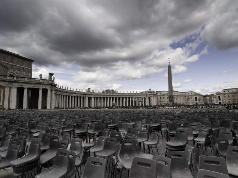 无人,横图,室外,白天,仰视,旅游,度假,名胜古迹,标志建筑,地标,建筑,椅子,雕塑,欧洲,梵蒂冈,一排,阴影,朦胧,模糊,遗迹,艺术,整齐,装饰,光线,雕刻,雕像,影子,柱子,云,云朵,塔楼,云彩,古迹,文物,娱乐,建设,古建筑,座位,排列,蓝色,白云,蓝天,天空,阳光,工艺品,天,享受,休闲,旅游胜地,放松,晴朗,纪念,美术,队列,南欧,主题,陈列,古文明,功能,美学,梵蒂冈城国,坐位,晴空,彩图,低角度拍摄