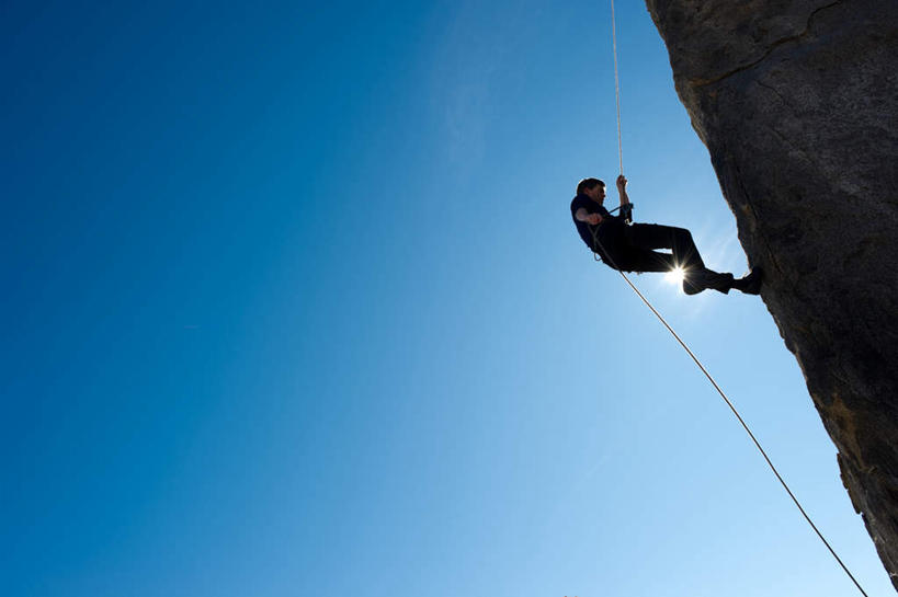 西方人,一个人,运动员,攀登,横图,室外,白天,仰视,锻炼,运动,山,山脉,太阳,欧洲,欧洲人,仅一个男性,仅一个人,阴影,服装,光线,影子,山峰,山峦,注视,休闲装,仅一个年轻男性,衣服,蓝色,蓝天,天空,阳光,群山,天,观察,看,休闲,休闲服,服饰,晴朗,观看,察看,关注,万里无云,体育,男人,男性,年轻男性,白种人,晴空,晴空万里,体育运动员,运动选手,登攀,登山,爬山,攀,攀高,攀爬,彩图,低角度拍摄,全身,健身