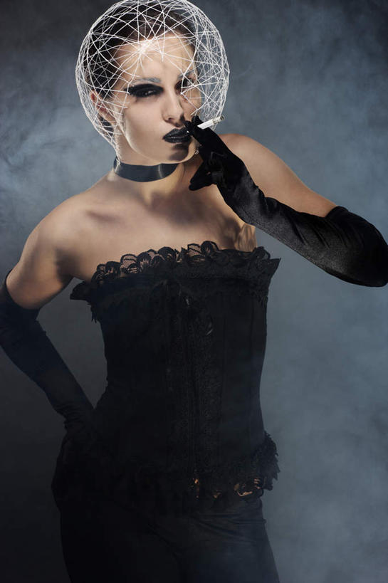 西方人,一个人,站,举,吸烟,竖图,室内,白天,正面,晚礼服,香烟,欧洲,欧洲人,仅一个年轻女性,仅一个女性,仅一个人,一根,握,朦胧,模糊,装饰,烟雾,拿,拿着,注视,一个,黑色,手套,观察,看,托,站着,温暖,烟,握着,摄影,影棚,单个,观看,保暖,华丽,点缀,察看,罩子,御寒,关注,燕尾服,衬托,美观,雅致,雅观,年轻女性,女人,女性,白种人,卷烟,烟草,纸烟,抽烟,举起,举手,举着,向上举,向上伸,向上托,站立,半身,彩图,影棚拍摄,晚宴服,舞会服,洋服,洋装,夜礼服,拍摄