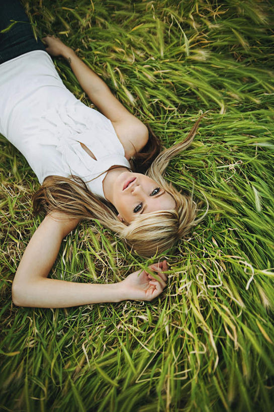 西方人,一个人,躺,笑,微笑,露齿笑,竖图,俯视,室外,白天,仰视,草地,草坪,植物,欧洲,欧洲人,仅一个年轻女性,仅一个女性,仅一个人,服装,朦胧,模糊,光线,注视,休闲装,草,衣服,绿色,阳光,观察,看,休闲,休闲服,服饰,观看,察看,关注,瞻仰,卧着,年轻女性,女人,女性,白种人,躺着,卧,半身,彩图,高角度拍摄