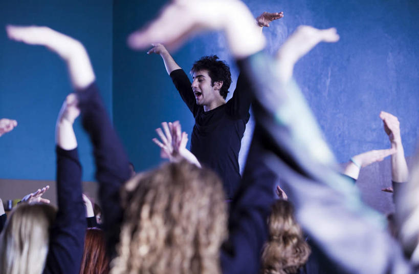 西方人,手,学生,教师,站,举,伸展双臂,横图,室内,白天,正面,跳舞,欧洲,欧洲人,许多,服装,朦胧,模糊,墙,很多,许多人,注视,休闲装,墙壁,墙面,衣服,观察,看,托,站着,张嘴,一群人,教练,休闲,手部,休闲服,服饰,观看,察看,关注,舞姿,张大嘴巴,锻练,男人,男性,年轻男性,年轻女性,女人,女性,白种人,讲师,老师,张开嘴,敞开双臂,举起,举手,举着,伸开双臂,向上举,向上伸,向上托,展开双肩,站立,张开手臂,张开双臂,半身,彩图,舞蹈