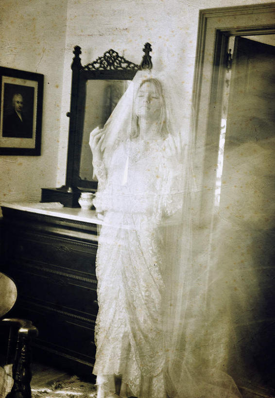 西方人,一个人,站,竖图,照片,室内,白天,正面,婚纱,床,镜子,门,卧室,椅子,欧洲,欧洲人,仅一个年轻女性,仅一个女性,仅一个人,朦胧,模糊,木椅,墙,双人床,床单,注视,被子,墙壁,墙面,门框,观察,看,站着,摄影,观看,镜像,察看,被单,镜面,关注,幽灵,鬼魂,飘渺,年轻女性,女人,女性,白种人,相片,站立,半身,彩图,婚礼服,礼服,拍摄,照相,睡房,卧房