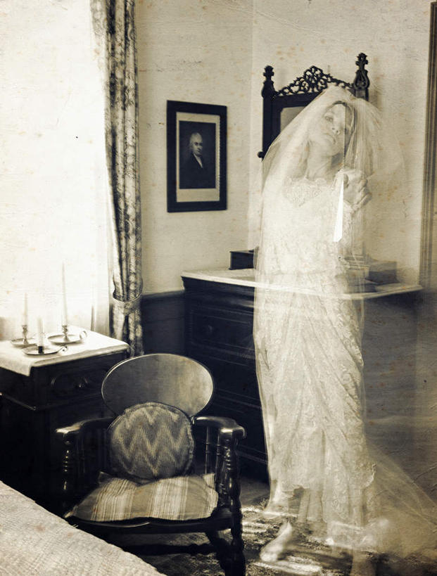 西方人,一个人,站,竖图,照片,室内,白天,正面,婚纱,窗户,窗帘,床,镜子,卧室,椅子,欧洲,欧洲人,仅一个年轻女性,仅一个女性,仅一个人,阴影,朦胧,模糊,装饰,光线,影子,木椅,墙,双人床,床单,注视,被子,玻璃窗,墙壁,墙面,帘子,观察,看,站着,遮阳,摄影,观看,华丽,修饰,点缀,镜像,察看,被单,镜面,关注,幽灵,衬托,美观,雅致,雅观,鬼魂,飘渺,年轻女性,女人,女性,白种人,相片,站立,彩图,全身,婚礼服,礼服,拍摄,照相,睡房,卧房