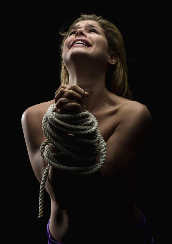 西方人,牙齿,一个人,站,举,竖图,室内,白天,正面,欧洲,欧洲人,仅一个年轻女性,仅一个女性,仅一个人,阴影,黑色背景,朦胧,模糊,光线,影子,墙,灯光,注视,裸露,墙壁,墙面,黑色,绳子,观察,看,托,站着,张嘴,摄影,影棚,赤裸,观看,捆绑,绳索,求救,恳求,察看,关注,裸,张大嘴巴,乞求,绑缚,请求,哀求,年轻女性,女人,女性,白种人,齿,牙,牙龈,张开嘴,举起,举手,举着,抬头,向上举,向上伸,向上托,仰头,站立,半身,彩图,影棚拍摄,拍摄